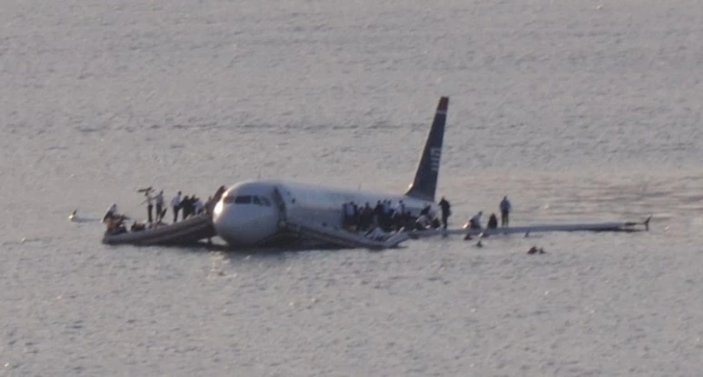 800px-Plane_crash_into_Hudson_River_%28crop%29.jpg?type=w773