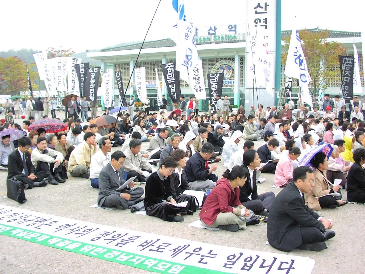 2001년 10월 27일 50년만에 마산역에서 다시 열린 민간인학살 희생자 위령제.JPG