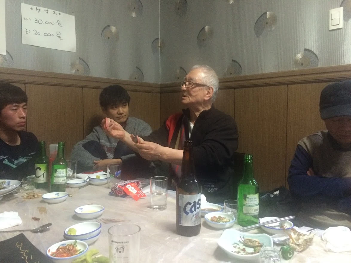 아래 위 의치를 꺼내 보여주고 있는 방배추(동규) 어른.JPG