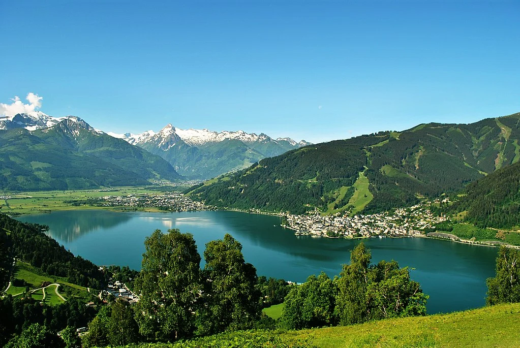 1024px-Zell_am_See.Wiki.jpeg