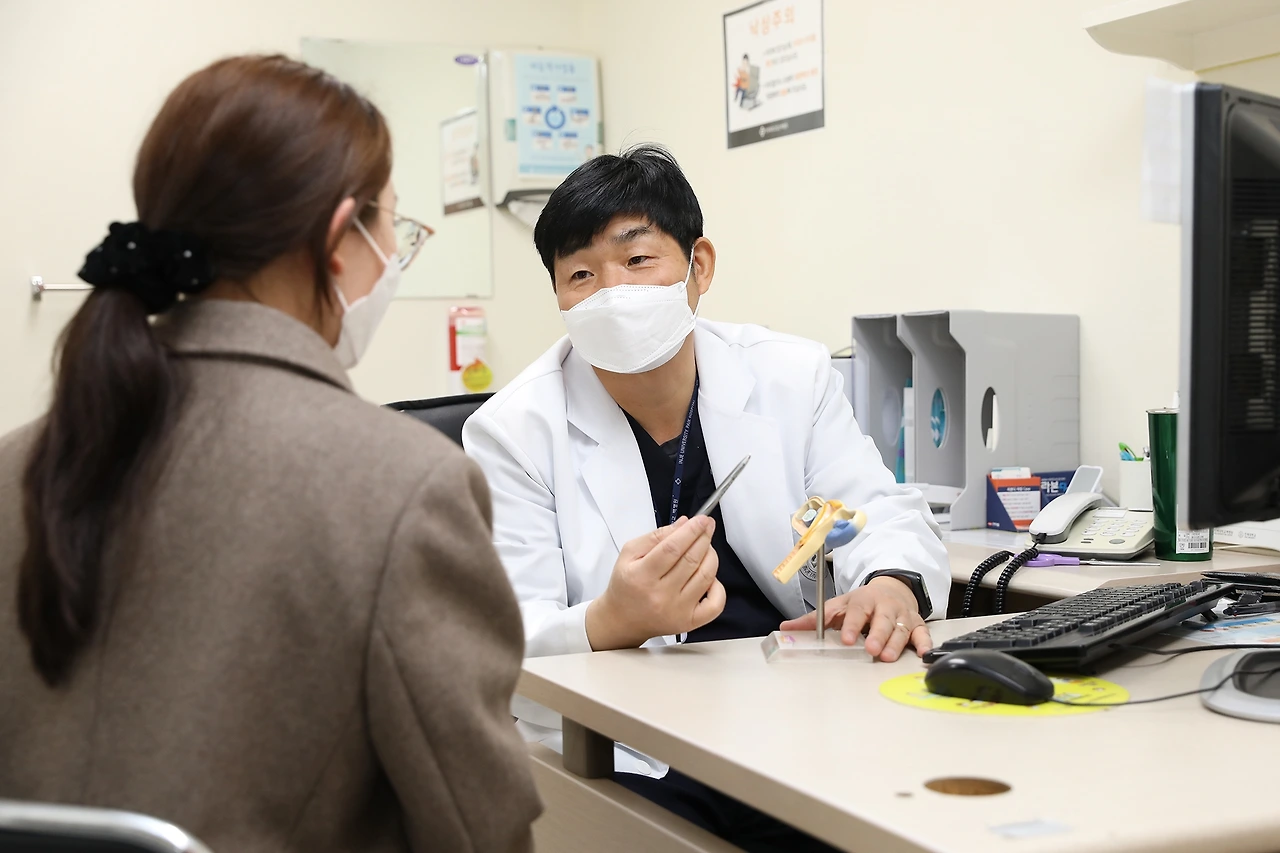 [자료사진] 한정열 일산백병원 산부인과 교수가 임신부 상담을 진행하고 있다..JPG