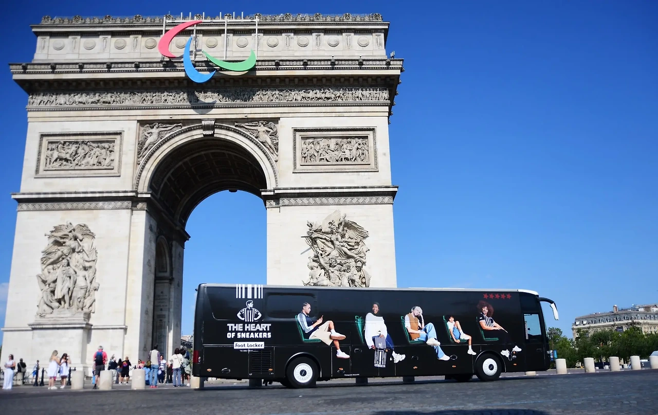 foot-locker-bus-in-paris-min.webp