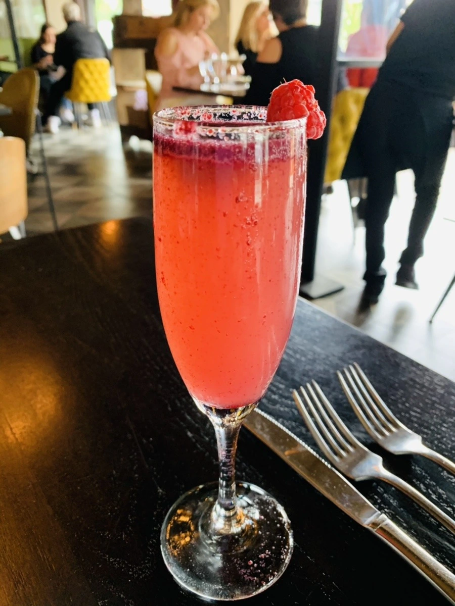 C8DWT-PCupXeByLdBN_Bk7_UMgY