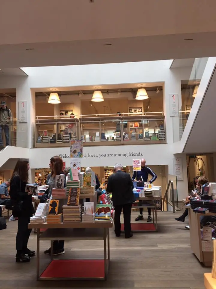 Foyles-%EC%84%9C%EC%A0%90-2.jpg?zoom=1.25&amp;resize=700%2C933