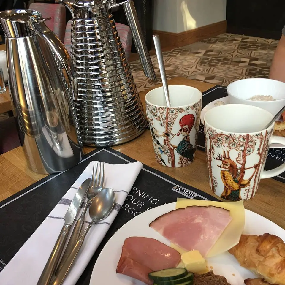 %ED%98%B8%ED%85%94-%EB%A6%B4%EB%9D%BC-%EB%A1%9C%EB%B2%84%EC%B8%A0-1.jpg?zoom=1.25&amp;resize=700%2C700