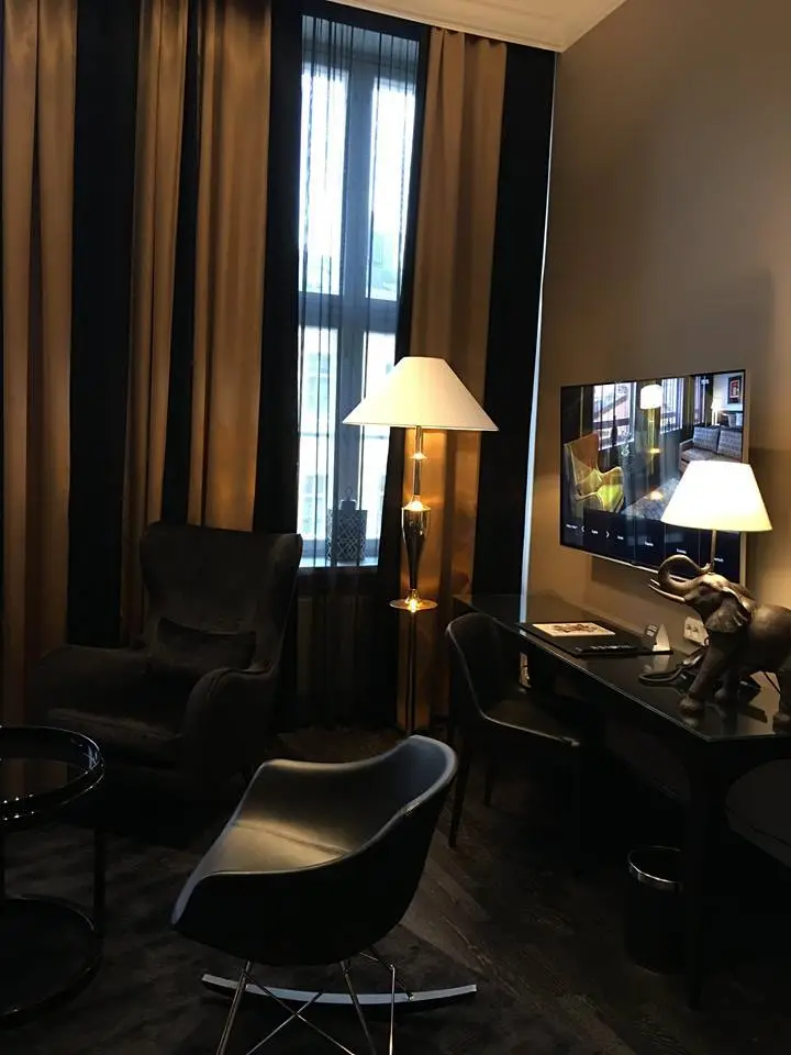 %ED%98%B8%ED%85%94-%EB%A6%B4%EB%9D%BC-%EB%A1%9C%EB%B2%84%EC%B8%A0-7.jpg?zoom=1.25&amp;resize=700%2C933