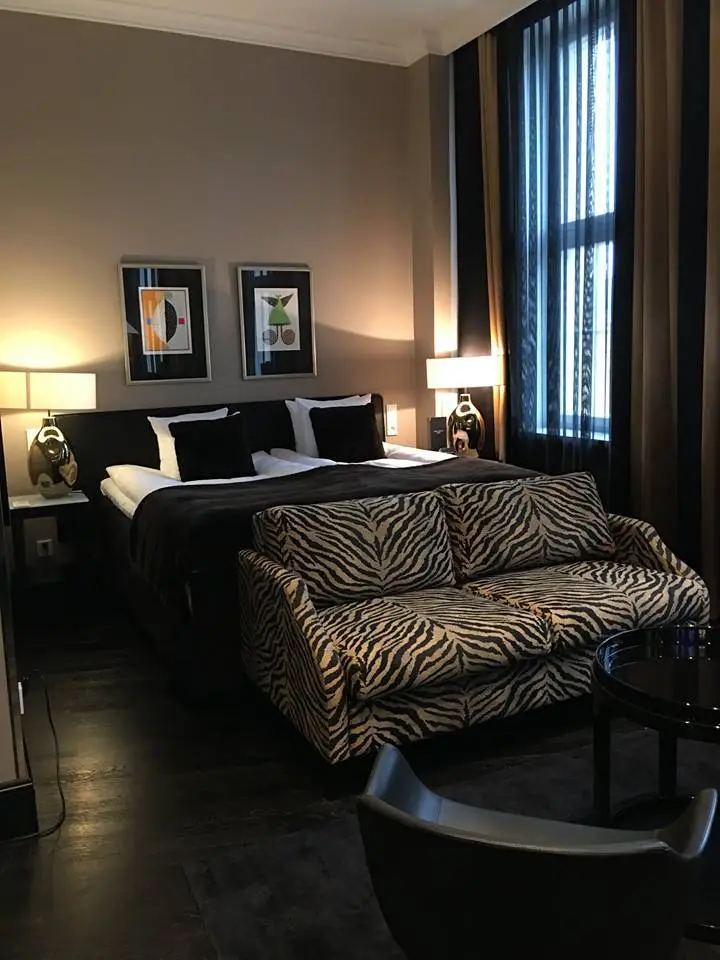 %ED%98%B8%ED%85%94-%EB%A6%B4%EB%9D%BC-%EB%A1%9C%EB%B2%84%EC%B8%A0-6.jpg?zoom=1.25&amp;resize=700%2C933