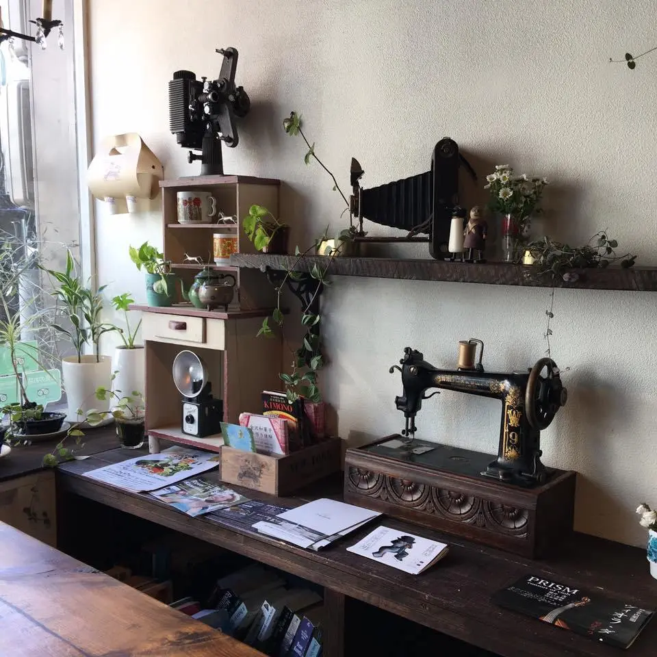 Curio-Espresso-and-Vintage-Design-1.jpg?zoom=1.25&amp;resize=700%2C700