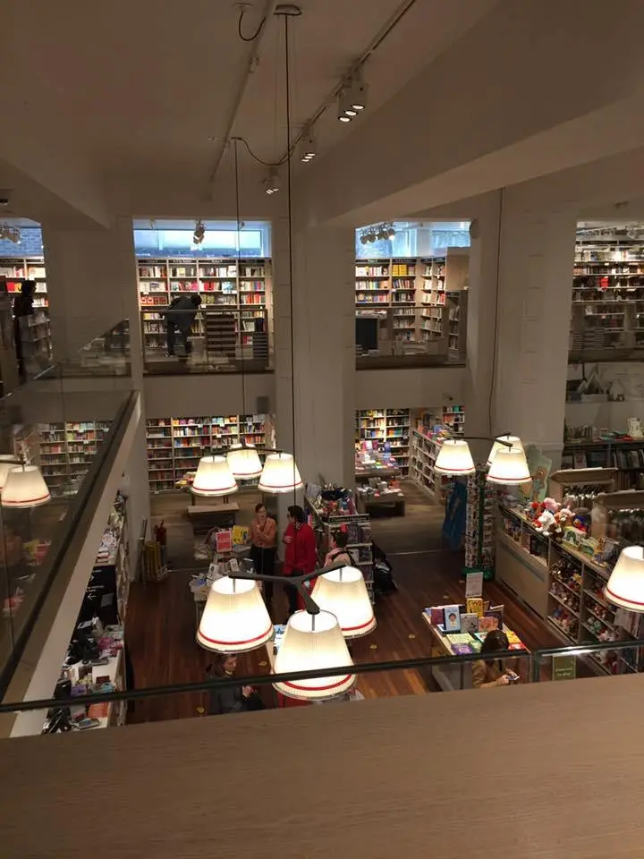 Foyles-%EC%84%9C%EC%A0%90-3.jpg?zoom=1.25&amp;resize=700%2C933