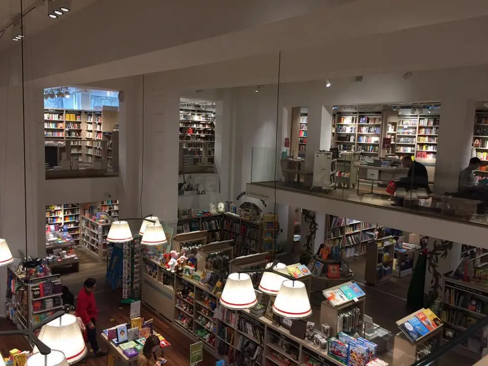 Foyles-%EC%84%9C%EC%A0%90-4.jpg?zoom=1.25&amp;resize=700%2C525