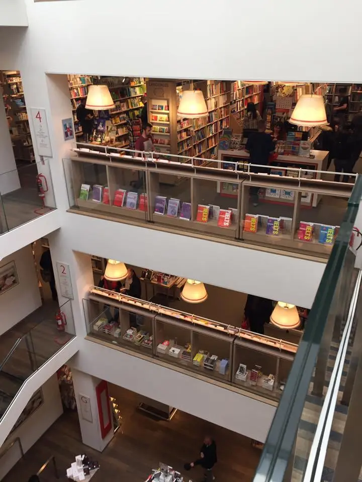 Foyles-%EC%84%9C%EC%A0%90-6.jpg?zoom=1.25&amp;resize=700%2C933