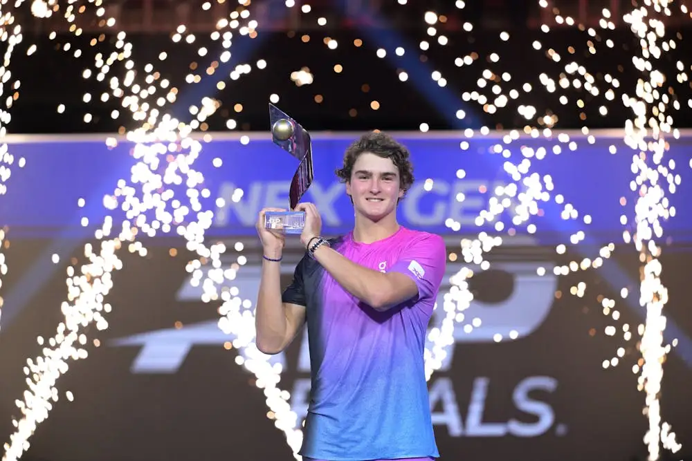 Z2lYHpbqstJ98ySh_JoaoFonseca-RemisedeprixFinalesATPNextGen-PeterStaplesATPTour.jpg?auto=format,compress&w=1000&h=800