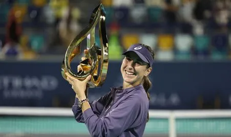 Bencic-trophy-Fadel-Senna-AFP.jpg?width=451&height=268