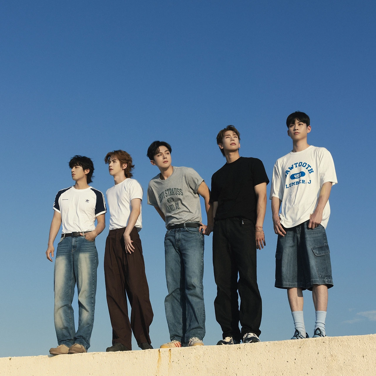 하늘색 배경 단체 사진.jpeg