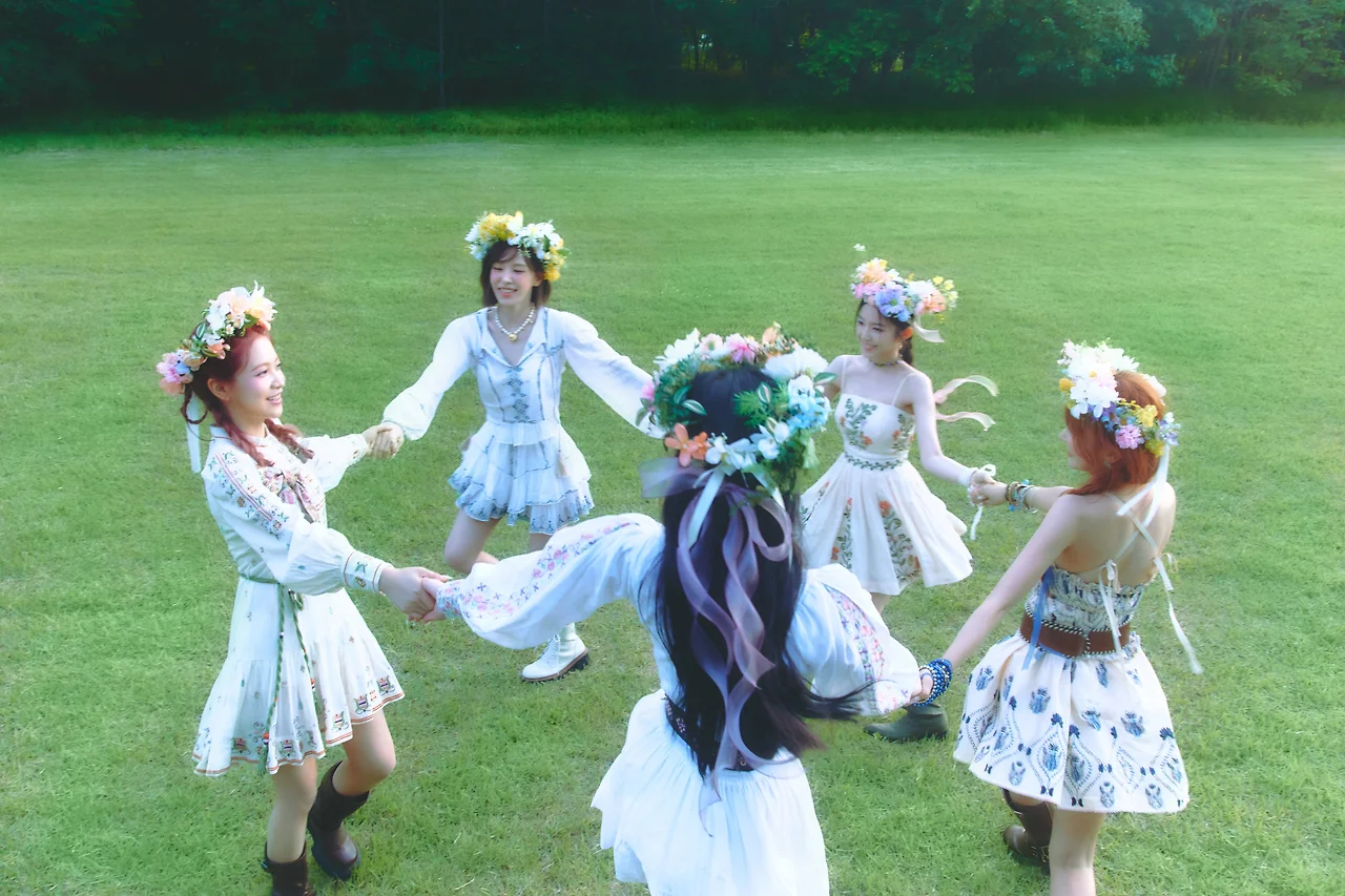 2. 앨범명이 [Cosmic], 즉 우주인 것에....jpeg