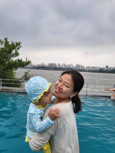 아기와 수영장에서.JPG