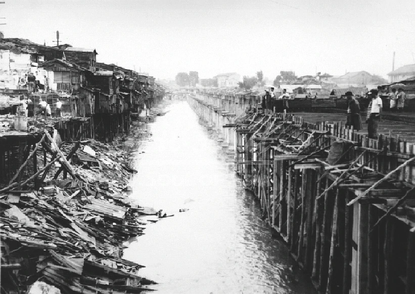 청계천변 판자집 철거당시 모습(1965년).JPG