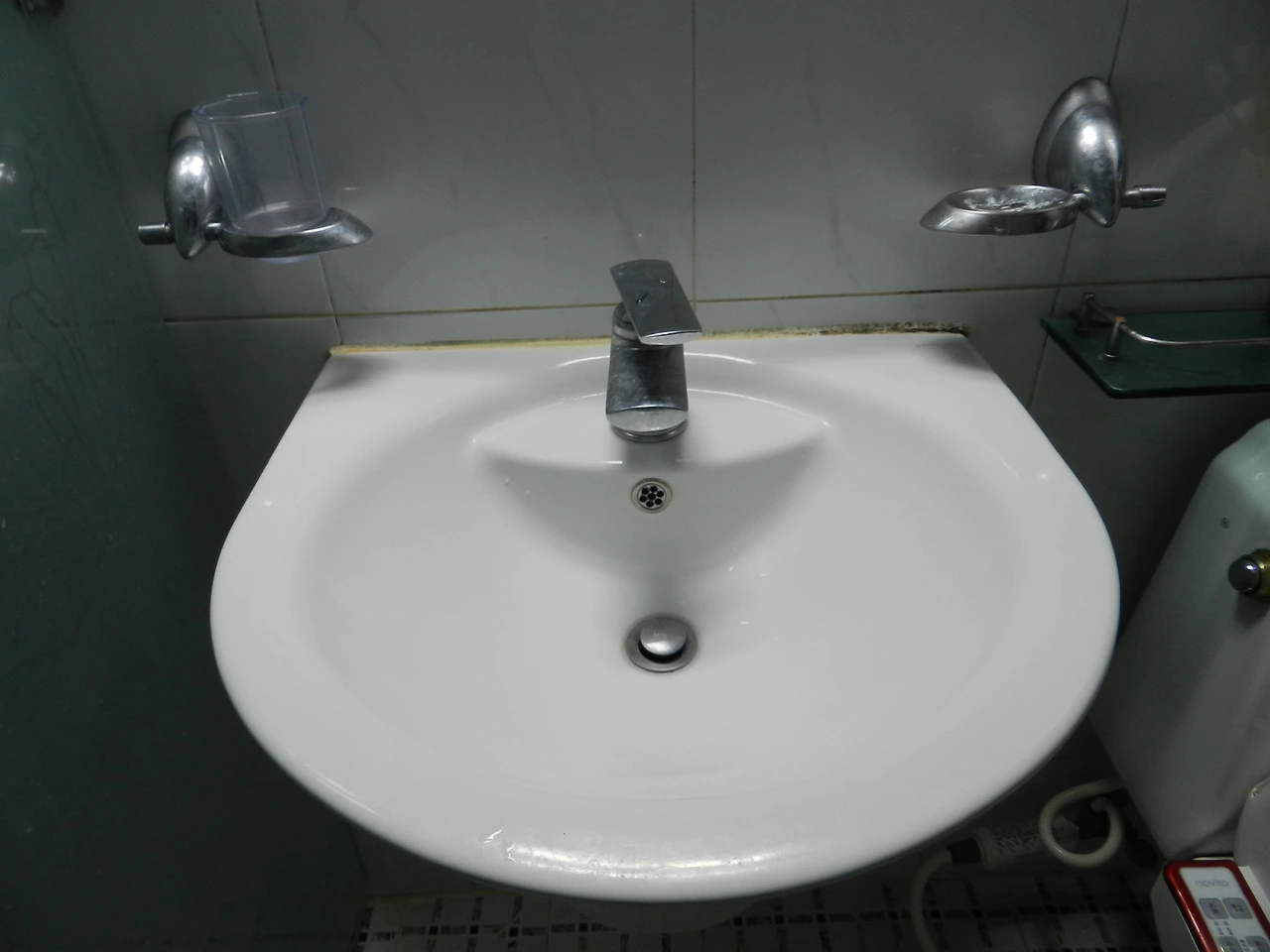 세면대 실리콘 곰팡이 1.JPG