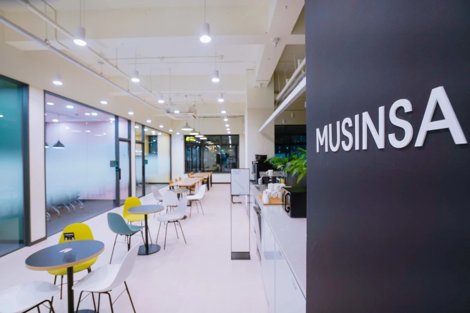 %EB%AC%B4%EC%8B%A0%EC%82%AC_%EC%84%B1%EC%88%982%ED%98%B8%EC%A0%90_1%EC%B8%B5_%EB%9D%BC%EC%9A%B4%EC%A7%80(%EB%A1%9C%EA%B3%A0_%EA%B0%95%EC%A1%B0)4.jpg?type=w1