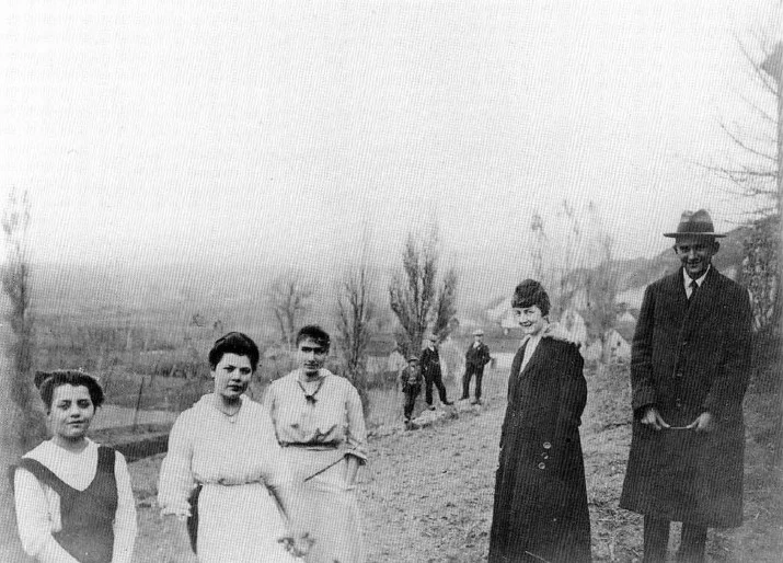 Ziirau, 1917 Kafka; his secretary,Julie Kaiser; Ottla their cousin.JPG