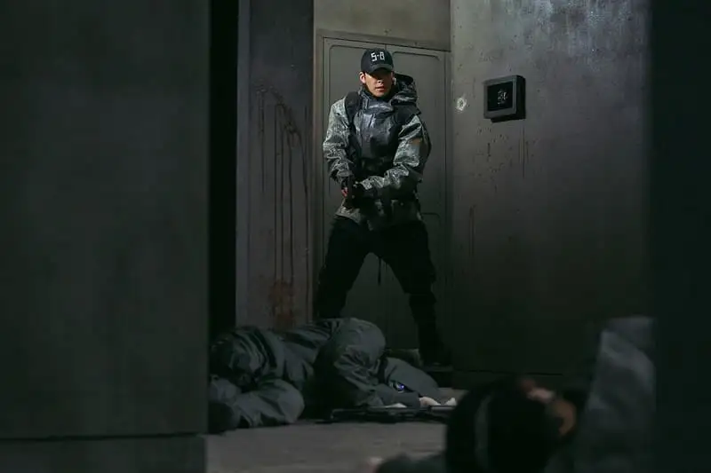 https%3A%2F%2Fkr.hypebeast.com%2Ffiles%2F2023%2F04%2Fnetflix-series-black-knight-still-images-release-info_10.jpg?q=75&w=800&cbr=1&fit=max