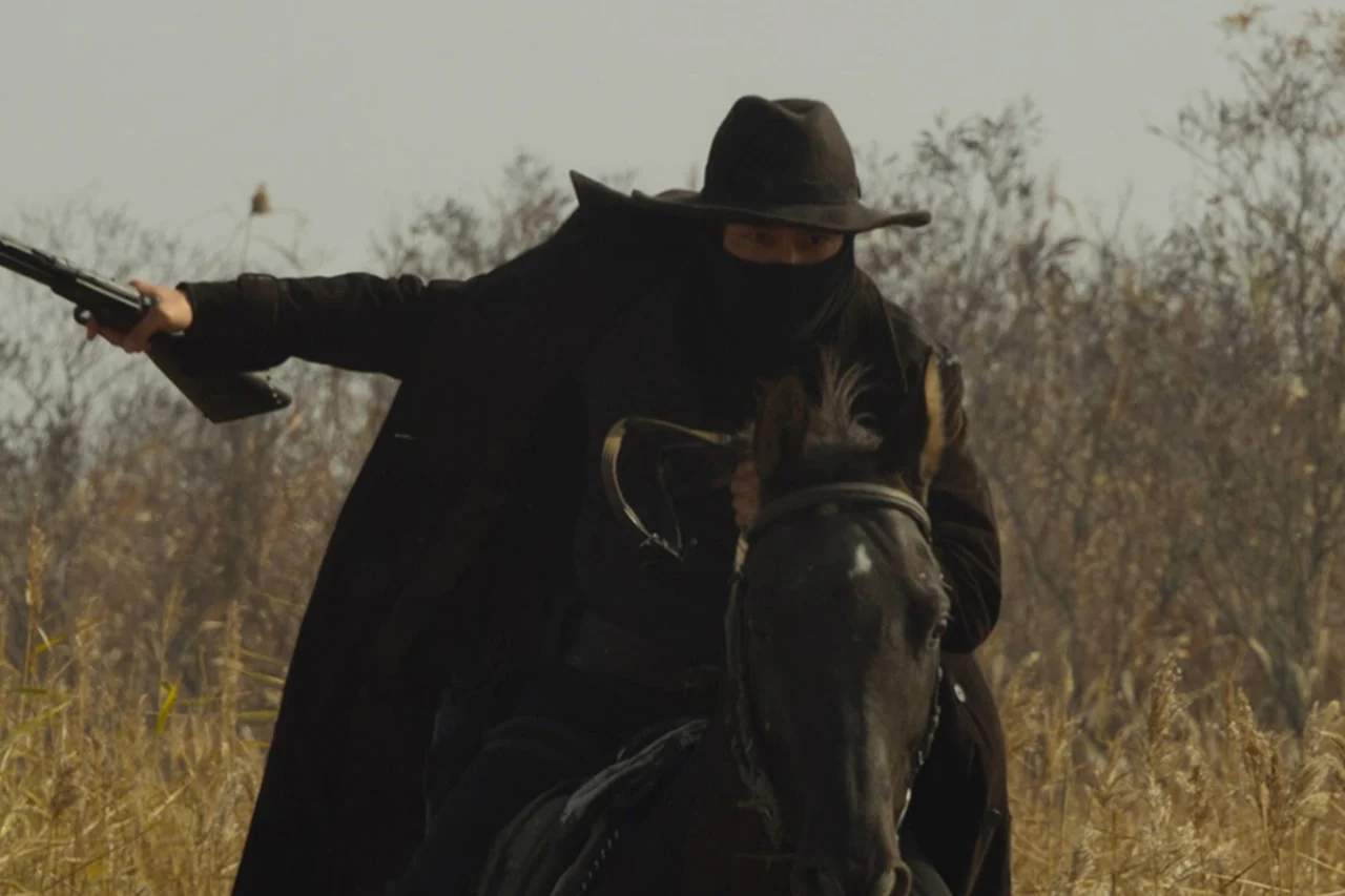 https%3A%2F%2Fkr.hypebeast.com%2Ffiles%2F2023%2F08%2Fnetflixs-song-of-the-bandits-starring-kim-nam-gil-releases-stills-and-trailer-release-info-02.jpg?cbr=1&q=90