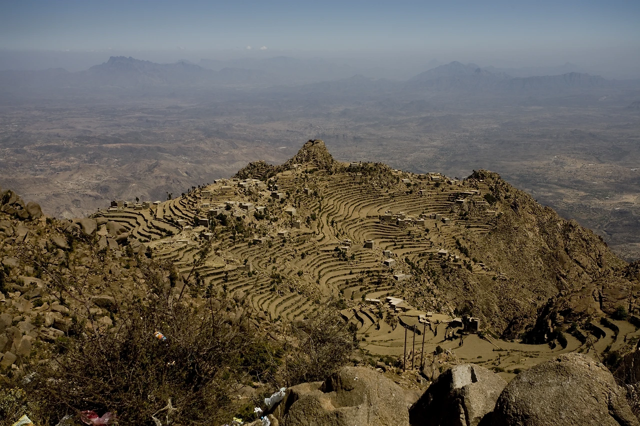 예멘 타이즈 사비르산의 경작지.JPG