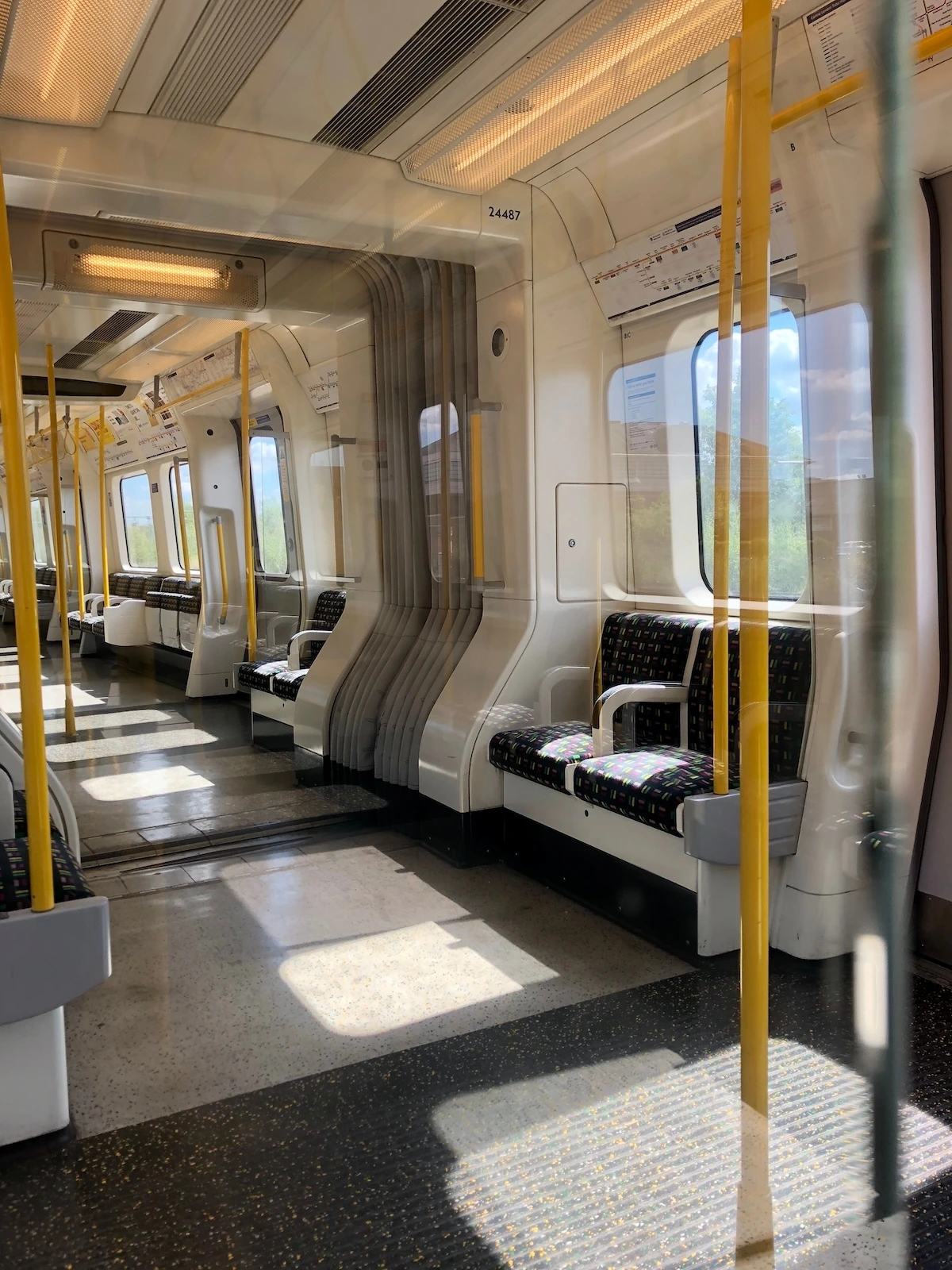 평일 한낮의 텅빈 튜브.jpeg