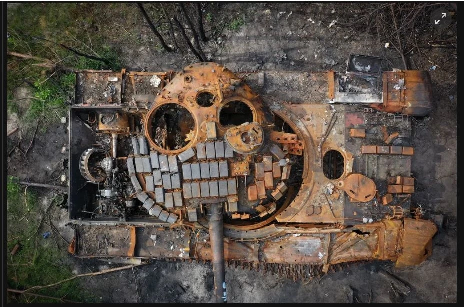 21 06 2022 Kyiv, Ukraine 12 06 2022 A destroyed Russian tank begins to rust in woodland near Kyiv.JPG