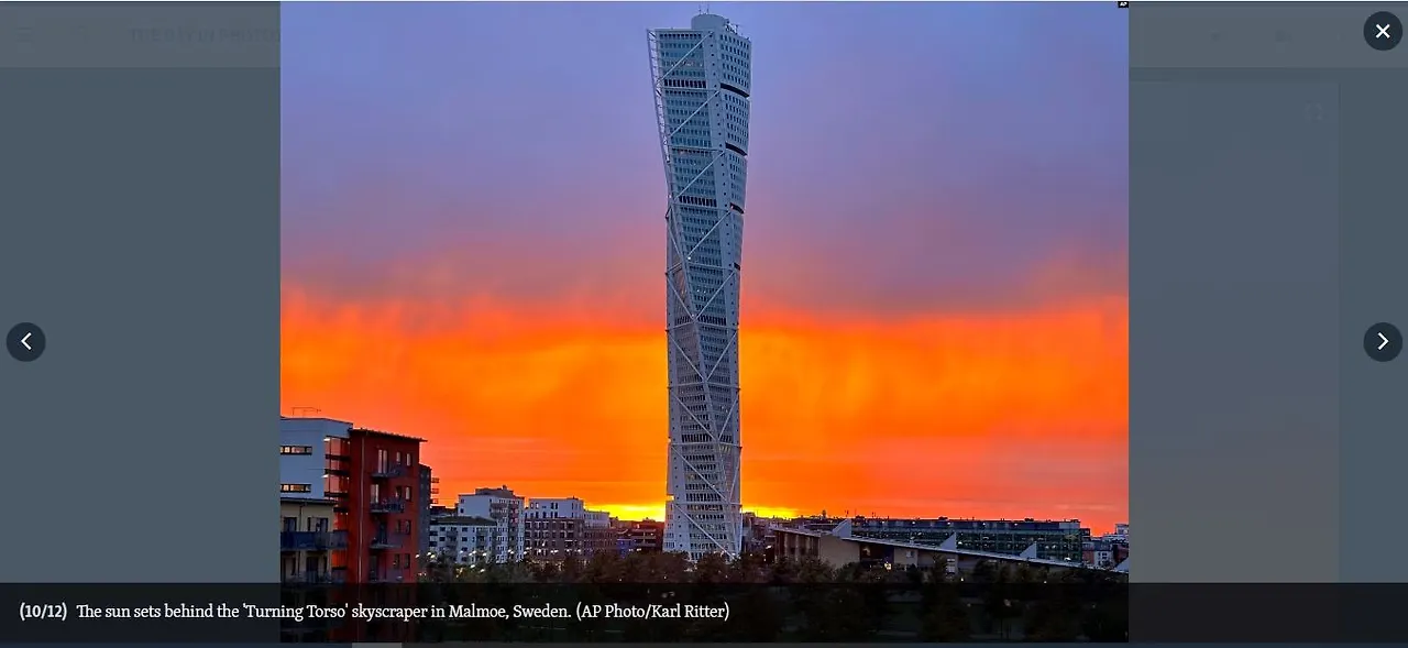 The sun sets behind the 'Turning Torso' skyscraper in Malmoe, Sweden. AP Photo Karl Ritter 03 11 2023 마크 로스코 그림을 왜사 하늘에 있는데.JPG