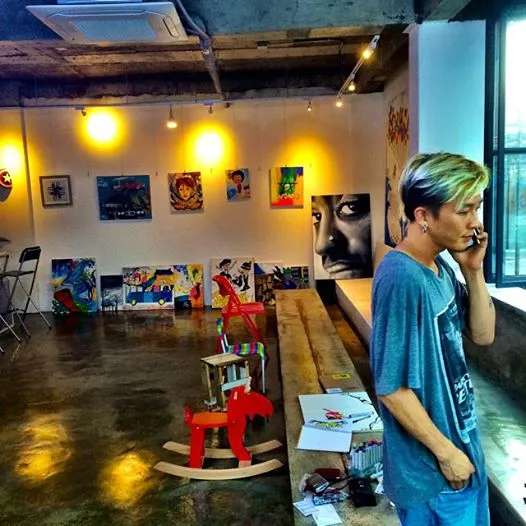 1 팝핀현준 작업실 페이스북 웅.jpg