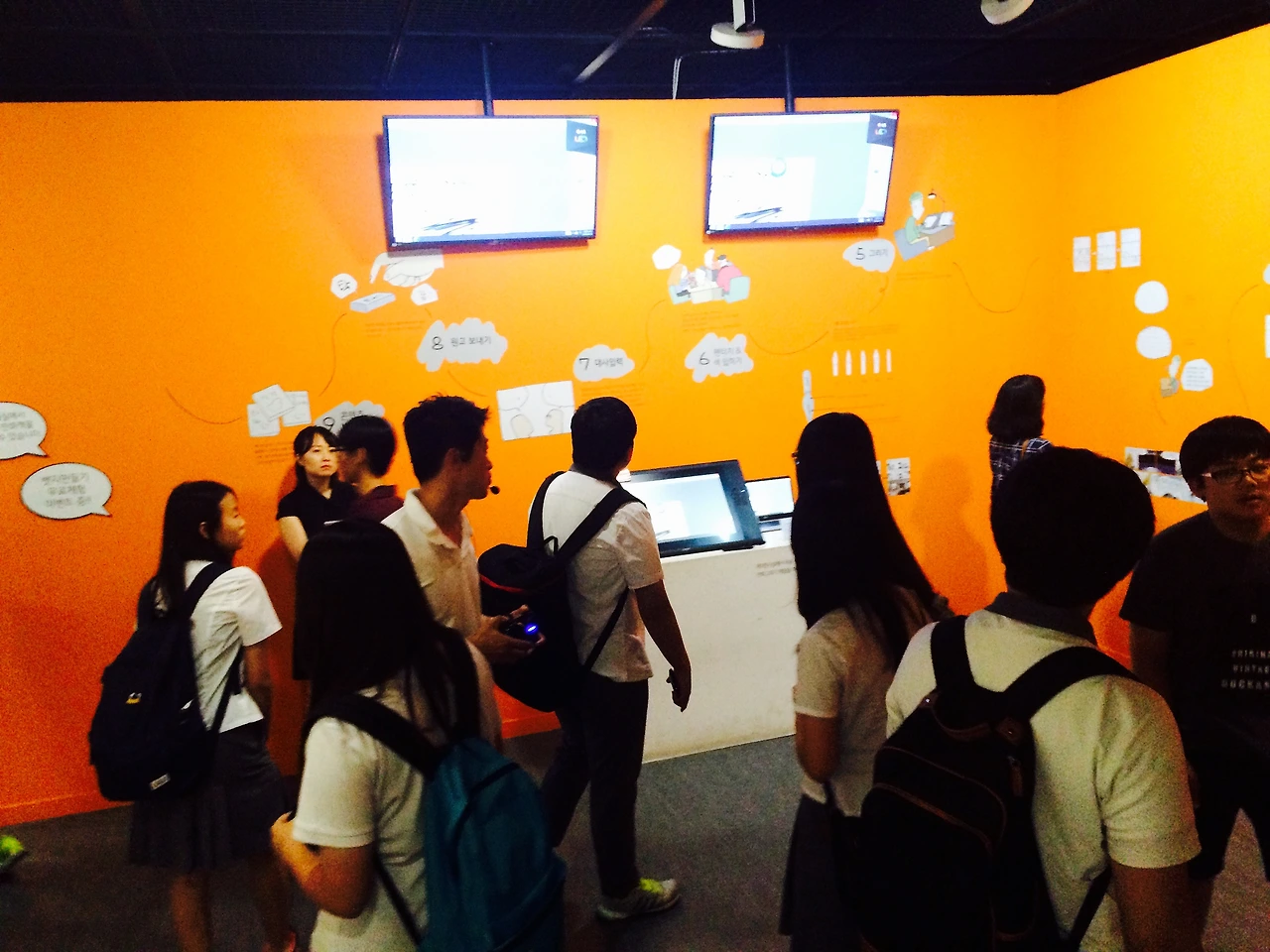 마지막 설명하는 큐레이터.jpg