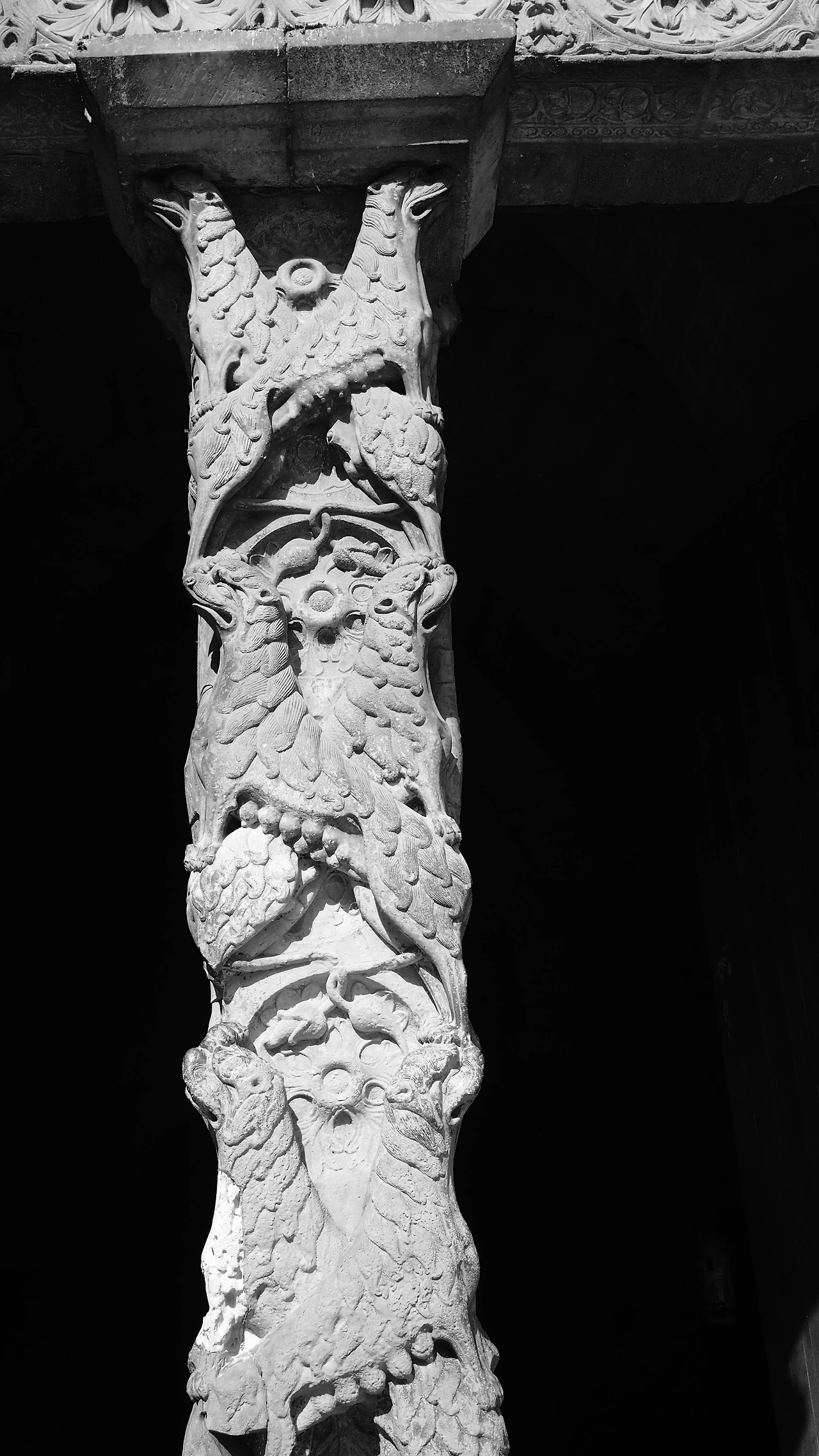 가운데 기둥을 장식하고 있는 사자들.JPG