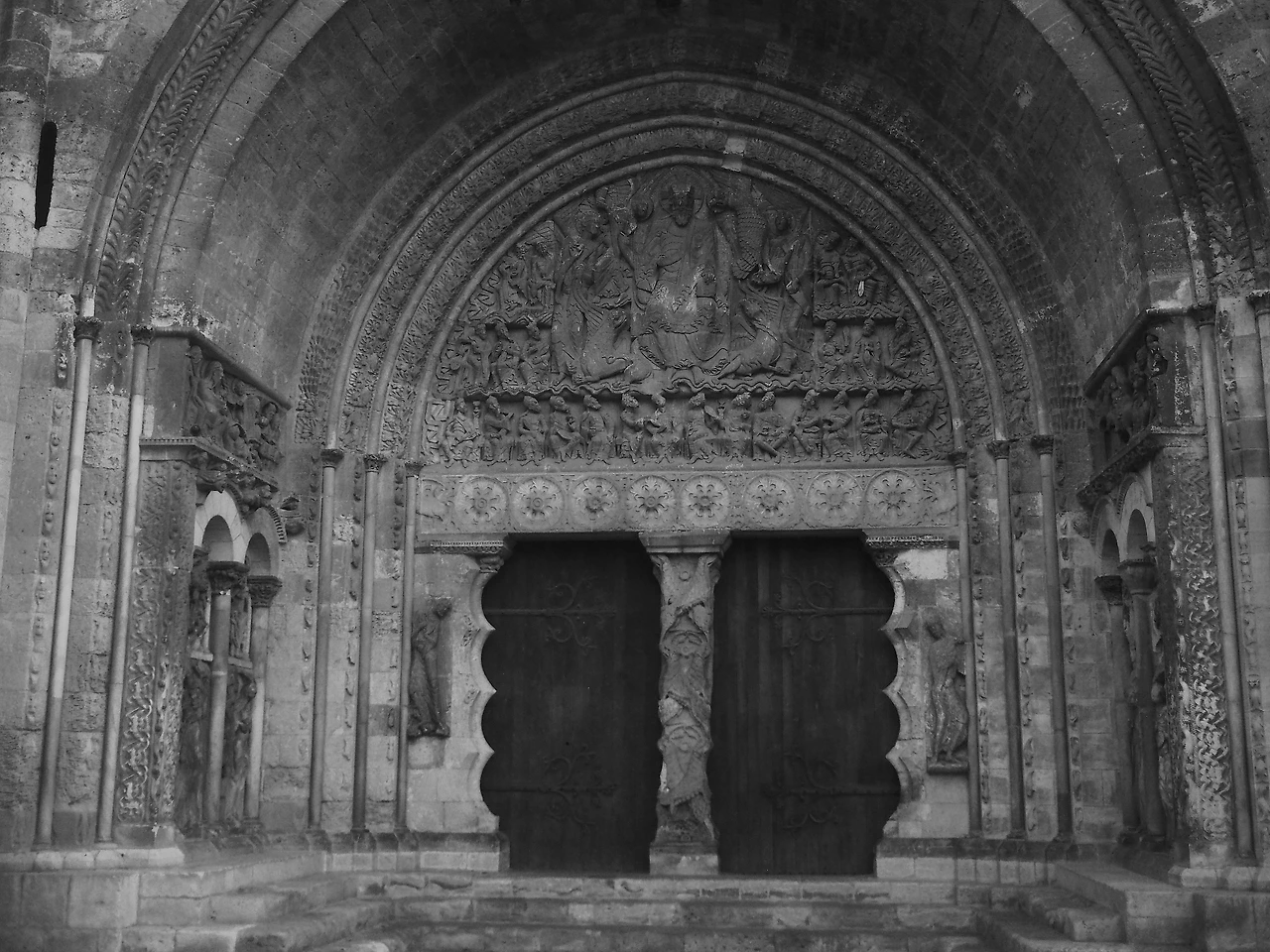 므와싹 대수도원 성당의 서쪽 문과 팀파늄.JPG