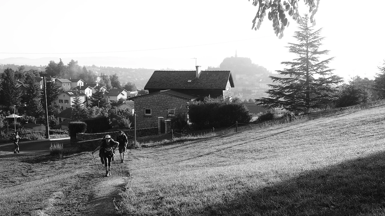 이제 막 르퓌를 떠난 순례자들. 저 뒤로 희미하게 보이는 것은 프랑스의 마리아상이다..JPG