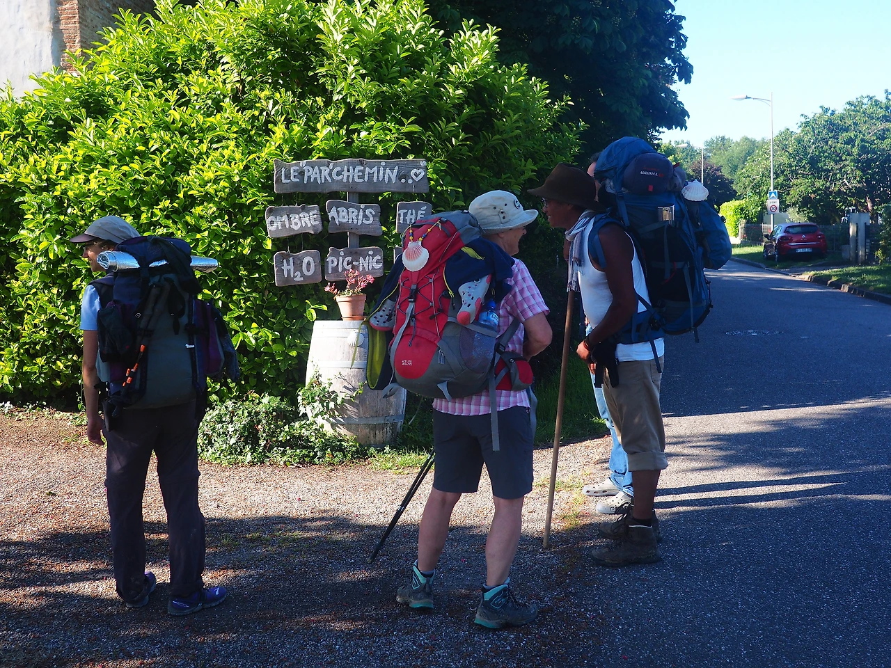 이른 아침, 에스팔레의 속소에서 떠날 준비를 하고 있는 순례자들.JPG