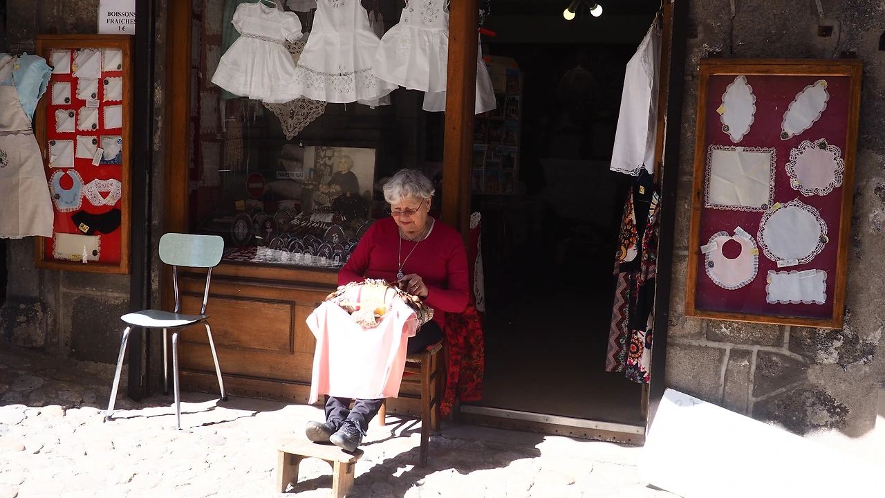 puy 레이스 짜는 대에 방추를 올려놓고 손으로 직접 레이스를 짜는 여성.JPG