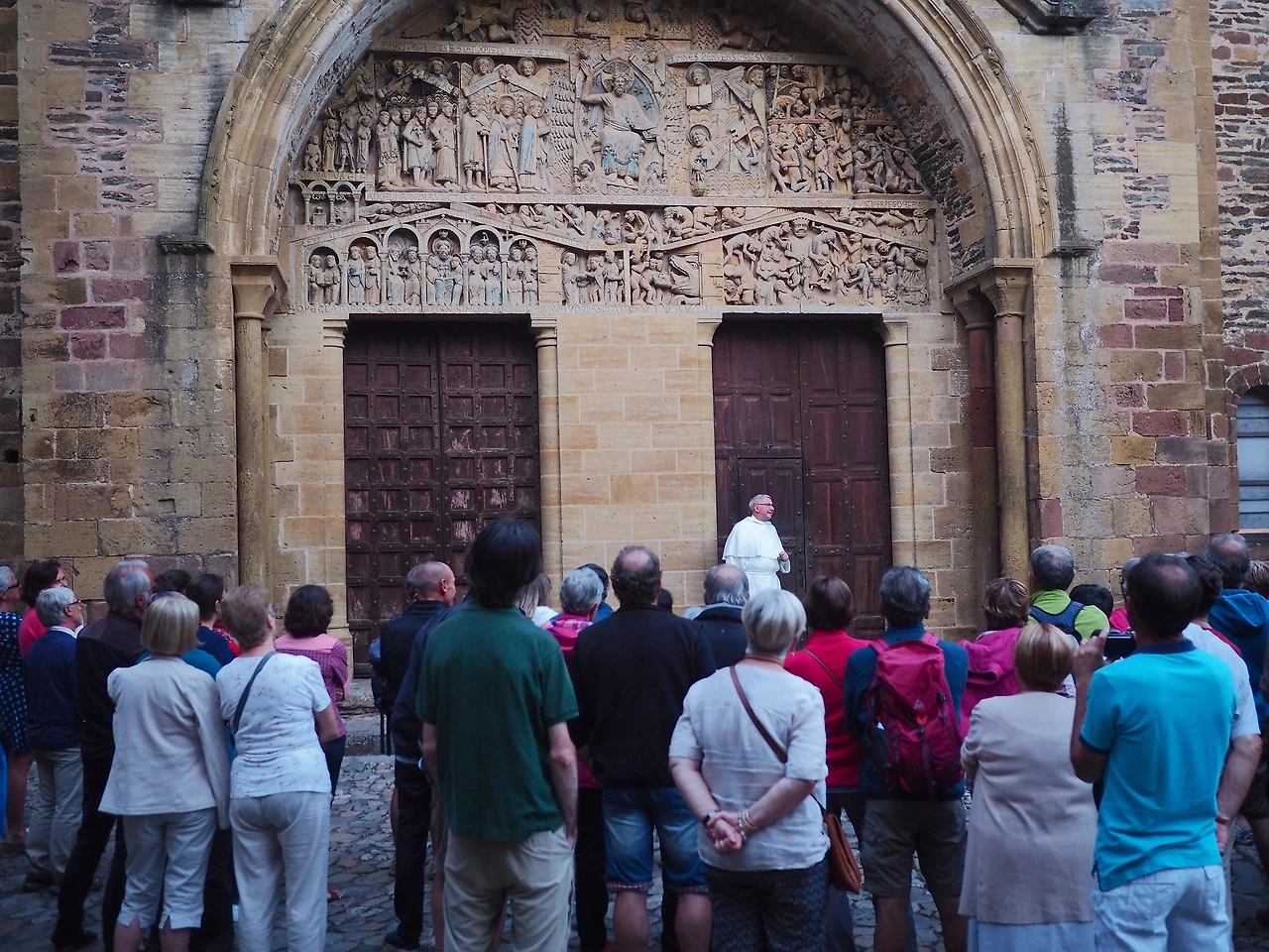 담당 신부가 콩크 대수도원 성당의 팀파늄에 대해 설명하고 있다..JPG
