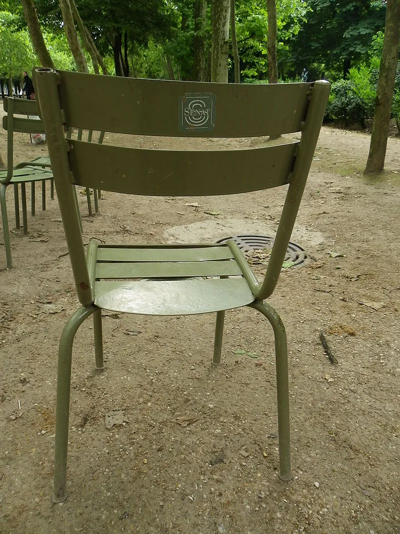 800px-Chaise_du_Jardin_du_Luxembourg_avec_le_logo_du_Sénat.JPG