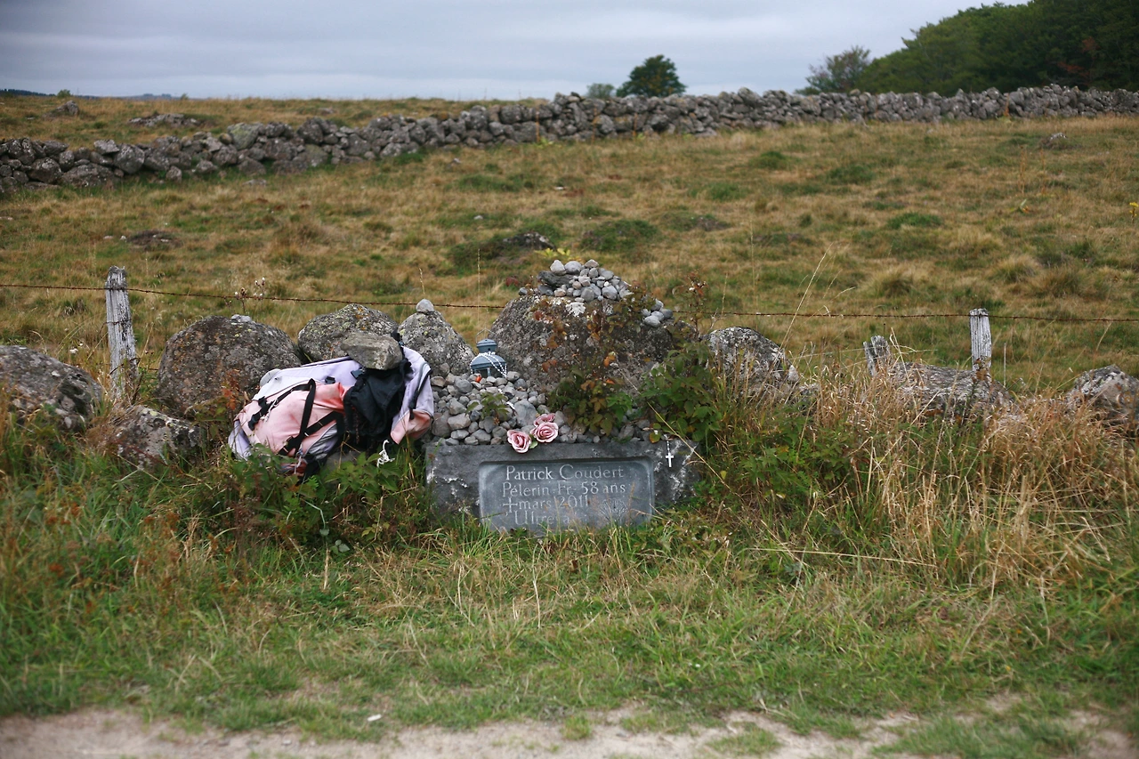 순례는 우주의 윤회라는 유토피아를 그 자체[로 간직하고 있다(프레데리크 그로, 걷기, 두 발로 사유하는 철학 ). 어느 순례자의 죽음.JPG