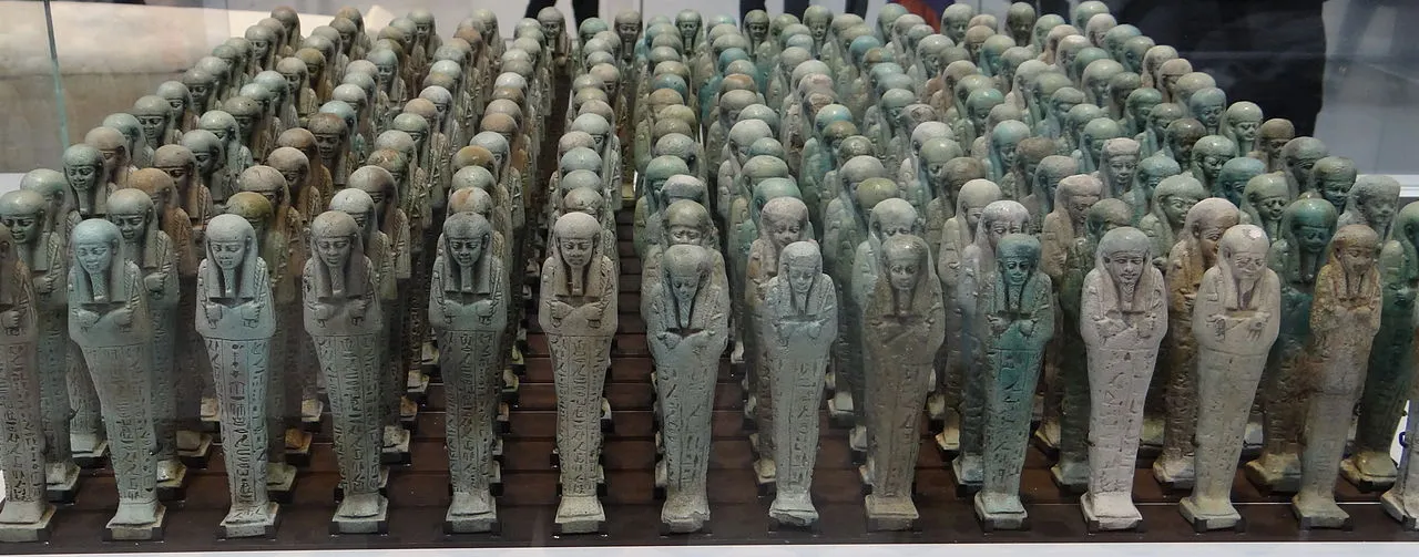 1280px-Menphis_-_Egypte_-_500before_JC_-_Troop_of_funerary_servant_figures_shabtis_in_the_name_of_Neferibreheb.JPG
