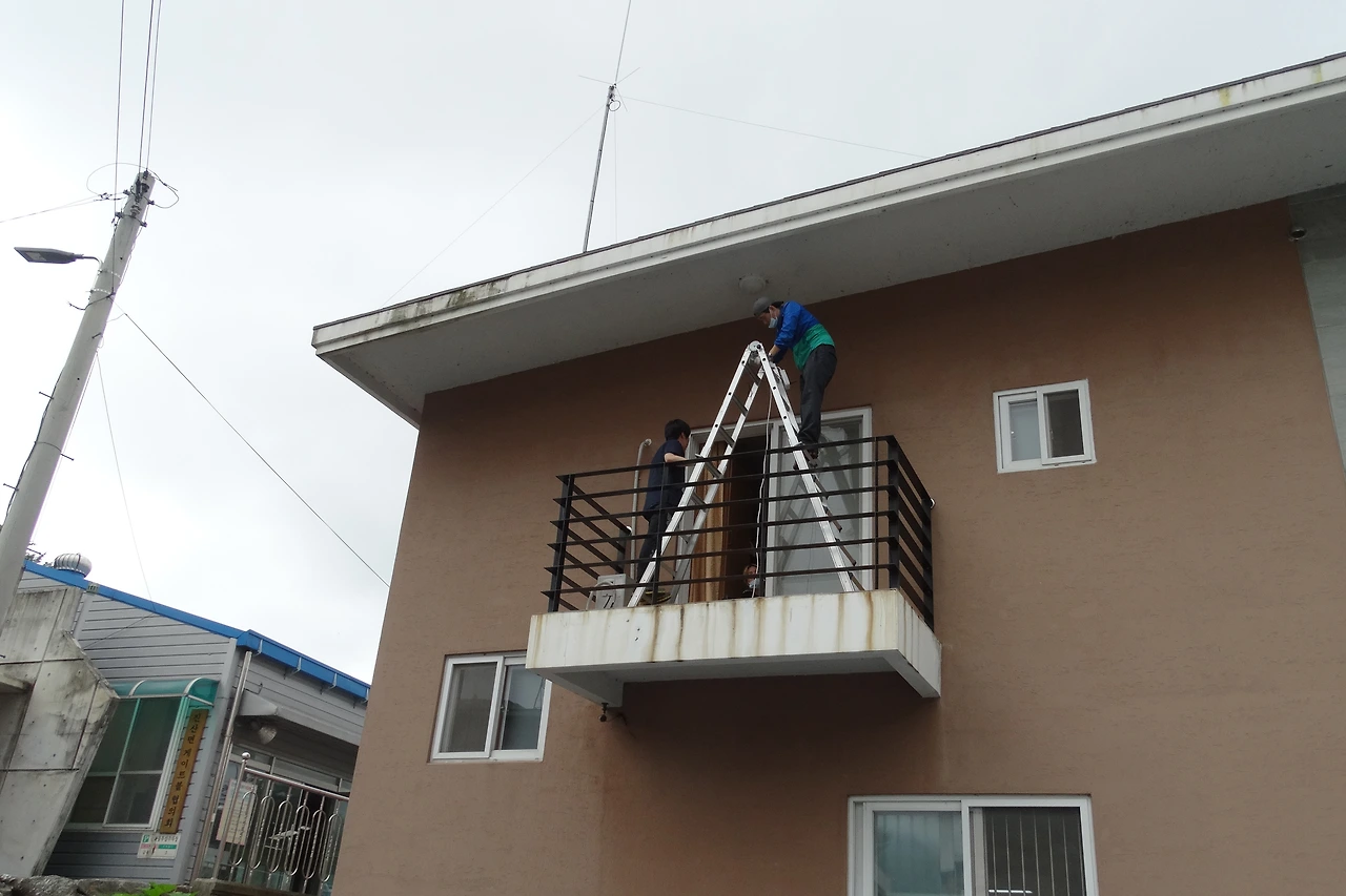 플라스틱 용기를 이용해 떨어진 둥지를 대체해주는 모습 (1).JPG