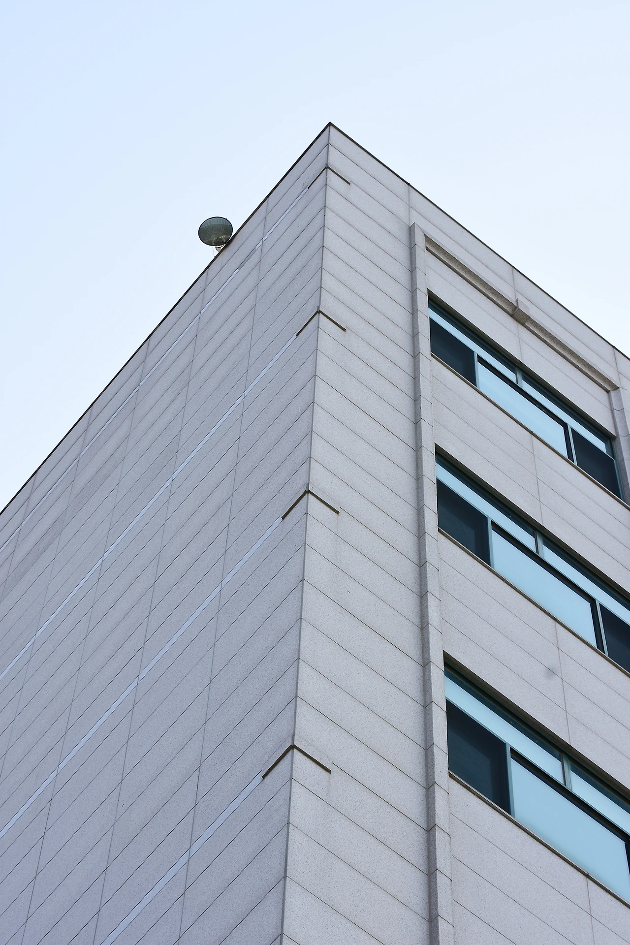 네모반듯한 아파트와 고층 빌딩.JPG