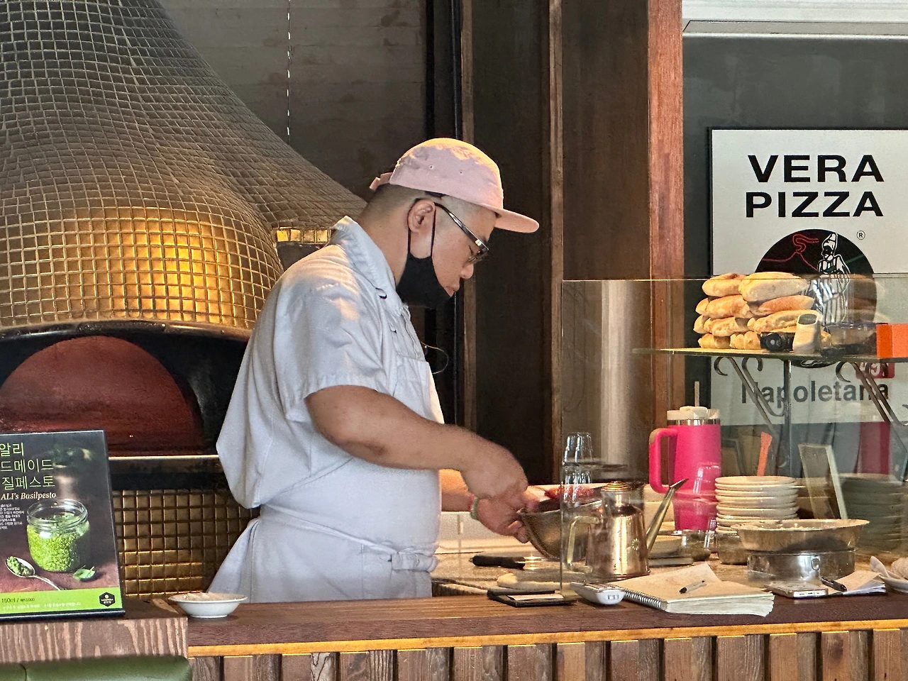 주문과 동시에 피자를 만든다.jpeg