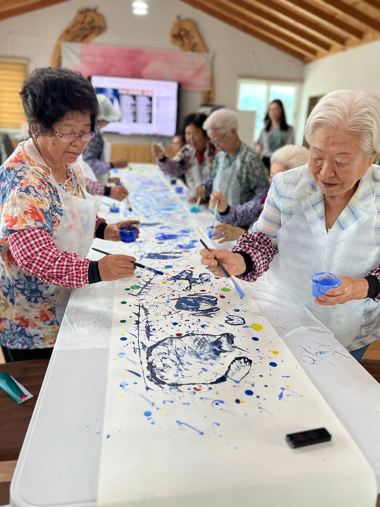 작품1-1. 할머니들의 공동 창작품인 _여름이 온다_는 물감을 찍고 흘리고 흩뿌리며 우연의 순간들을 마주한다. 여름의 리듬과 다시 피어나는 생의 감각을 자유롭게 표현한 회화 설치 작품이다. _ 사진제공 ⓒ로컬리티_ .jpg.JPG