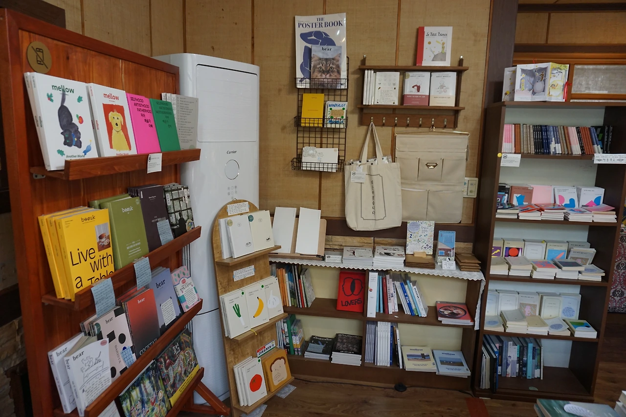 책마다 책방지기가 손수 정리한 책 정보가 붙여있다.JPG