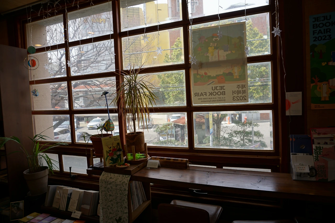 책방을 환히 비춰주는 창.JPG