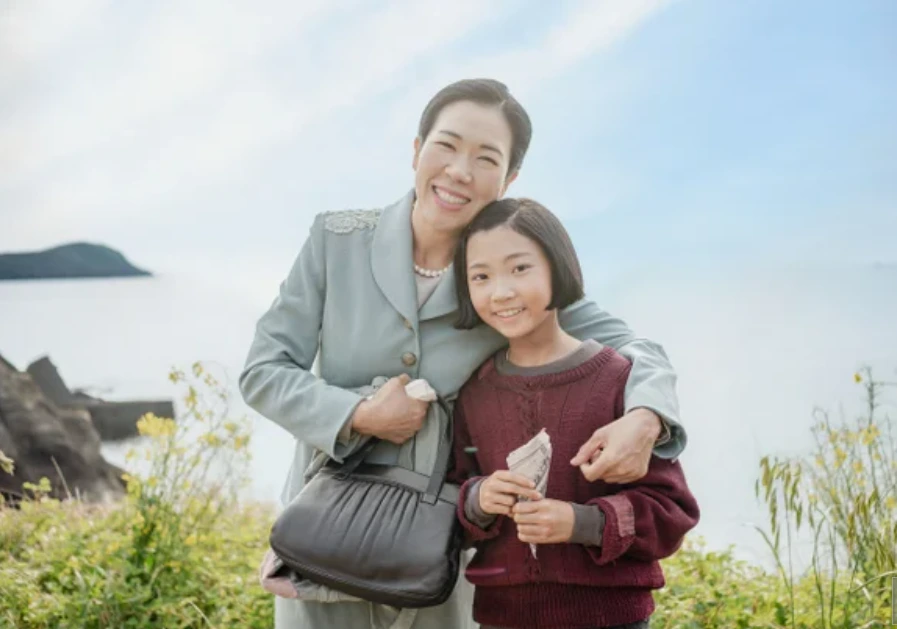 광례와 어린 애순(환하게).PNG