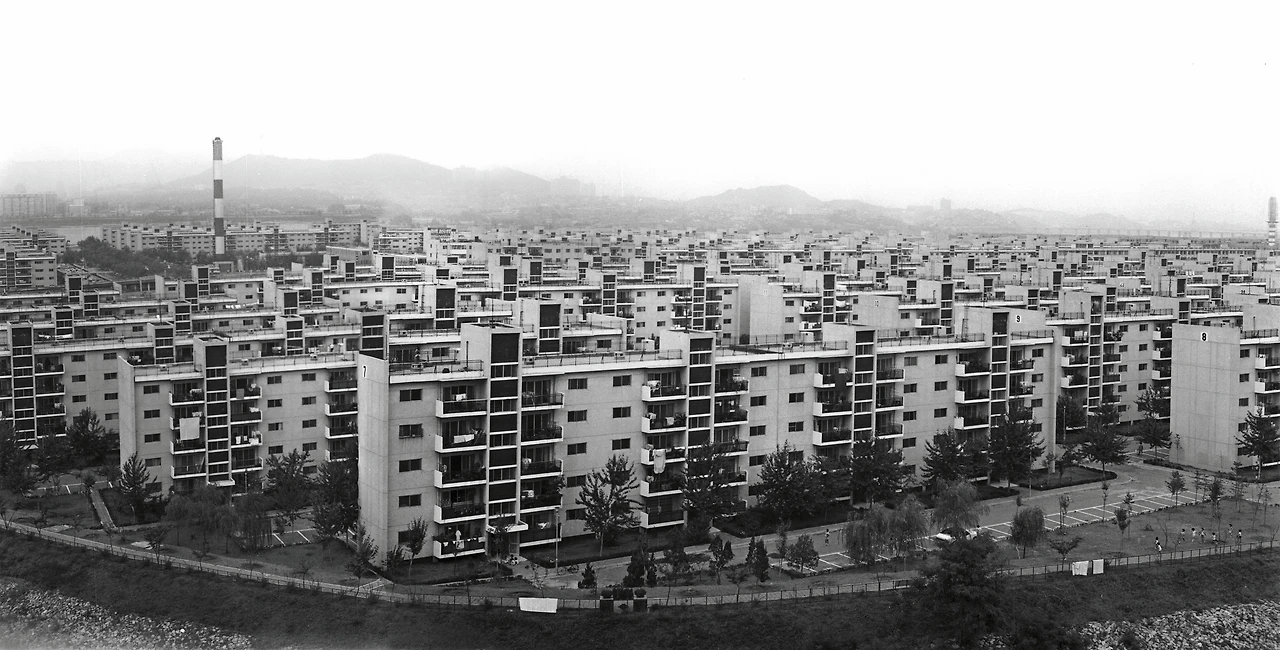 반포주공아파트 1단지 전경_자른 사진 1973_사람보다차가우선_서울역사아카이브_PD_20251009.JPG