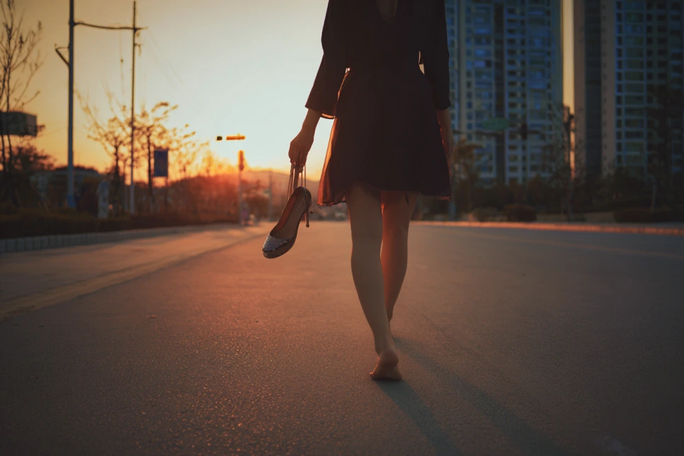 u2729933882_A_cinematic_photo_of_a_Korean_woman_taking_off_hi_c0a0db3c-41b6-.png?type=w966